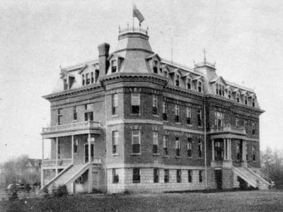 Exterior view of the Misericordia Hospital, taken circa 1915.